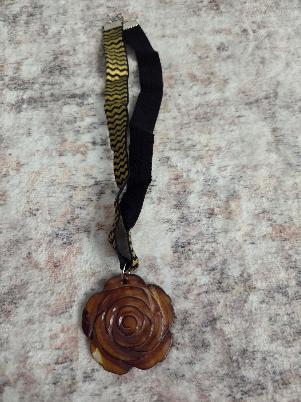 Ribbon pendant necklace