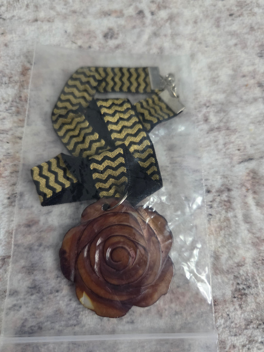 Ribbon pendant necklace